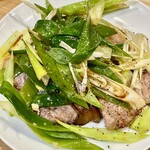 かつぎや - 本日の大ヒット　九条葱と自家製叉焼の炒め物