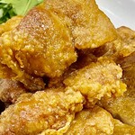 かつぎや - カリッとふわっと揚がった排骨　仄かにターメリックとシナモンの香り