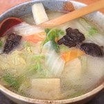 東風 - いわき市「東風」にて白菜ラーメン！
            炒めた野菜の甘み特に白菜が甘くて美味い！
            あさりなども入ってて、コクのあるスープに
            歯ごたえのある縮れた平打ち麺も食べ応えあり！
            