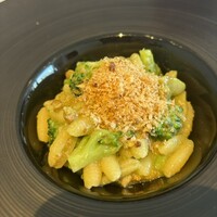 Ristorante Crocifisso - ニョッケッティ オレンジ風味のブロッコリーのクレーマ 越後もち豚のラグーとアンチョビ風味のパン粉がけ