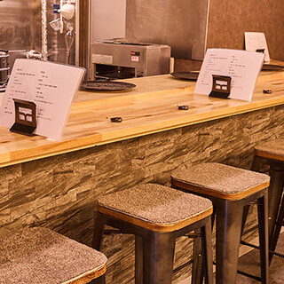 落ち着きのある大人の空間◆檜のカウンター席で特別なひとときを