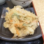 小諸そば 新宿一丁目店 - かき揚げ天ぷらつゆに付けていただきます