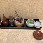 小諸そば 新宿一丁目店 - わさび、カリカリ梅もあります、嬉しい疲れとれる