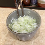 小諸そば 新宿一丁目店 - ネギは自分でとって食べるスタイルです。