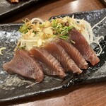 Yamauchi Nojo Toride Higashiguchi Ekimae Ten - Bonito Sashimi – The color is unbelievable, but it's quite tasty.