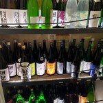 日本酒原価酒蔵 - たくさんの日本酒が並ぶ階段