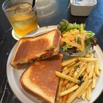 スラッシュカフェアンドバー川崎 - 