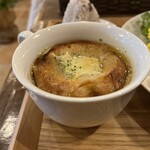 コフレアコーヒー - デリサラダプレート：オニオングラタンスープ