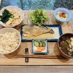 shizenshokushokudousan - 【一汁三菜定食(金華サバの味噌煮)￥1.600】主菜が選べるからだに優しい定食✨️玄米ごはん、味噌汁、ぬか漬け、サラダ、季節の副菜2品♪