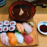 すし処 裕喜 - 料理写真:令和6年5月 ランチタイム(11:00〜13:30)
すし定食 税込850円
いか、サーモン、マグロ、えび、たい、ハマチ、鉄火七分巻き一本、赤出汁