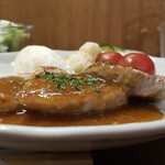 キッチン ブルー グローブ - 横から、肉厚なヒレ肉