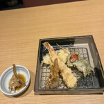 Tempura Tenkiyo - 初夏の天ぷらコース４１８０円。車海老、鱚、ミニトマト紫蘇巻き。鱚の頭と背骨が付くのは珍しいですね。変な臭みもなく、とても美味しい鱚でした（╹◡╹）。車海老、最高です（╹◡╹）（╹◡╹）