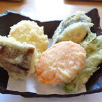 糸島うどん TOYOMARU - 「糸島野菜の天ぷらうどん」（900円）
