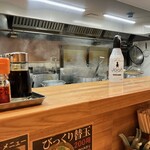 とんこつらぁ麺 松もと - 厨房内、寸胴の中のスコップが、見えるでしょ