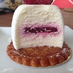 アングランパ - 2014年1月訪問時：フロマージュクリュ(\420)…中にはフランボワーズジュレ