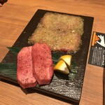 Susukino Yakiniku Kiraku - レモンパックの下から美味しそうな牛タン