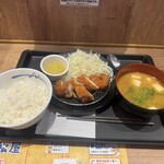 Matsunoya - チキンむねかつ ガーリックバターソース 豚汁