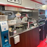 新橋ニューともちんラーメン - お冷も配膳もセルフ