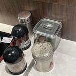 新橋ニューともちんラーメン 川崎駅前店 - 卓上