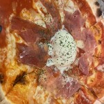 CONA 恵比寿店 - 生ハムと半熟卵のピザ。軽めでペロリといけます。