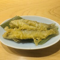 炭火割烹 麻布龍土町 - お通しの稚鮎の天ぷら