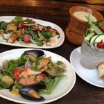 高円寺アッカ - ワインに合う料理も多数ご用意ございます。