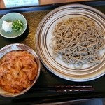 手打そば ながいけ - 桜海老の天せいろ（蕎麦を粗挽きにして¥1000）
      他のせいろとは薬味も違います(2014.3.7)