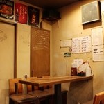 Yakitori Ba Komachi - お店のテーブル席です。気の合う仲間とお越し下さい！