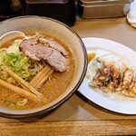 Kiraku - 味噌ラーメン大盛　780円＋100円／ぎょうざ　220円