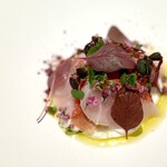 マンサルヴァ - ■金目鯛・新玉ねぎ・南高梅
      金目鯛は直前にカットするからこその、この瑞々しさ♪
      新玉ねぎと南高梅の爽やかさ、花穂紫蘇の香りと相まって、絶品です♡