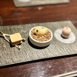 Yakitori Moe Esu - アミューズ3種
                        左：鶏のパテのサブレ
                        中央：スモークチキンのビスケット
                        右：苺のメレンゲとフォアグラ