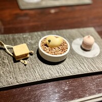 YAKITORI 燃 es - アミューズ3種
                左：鶏のパテのサブレ
                中央：スモークチキンのビスケット
                右：苺のメレンゲとフォアグラ