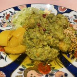 中国料理 旬輝 - 下にたっぷりのエビ隠れとるけどエビとアボカドのやつ