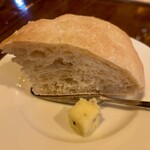 アリーナ ヴィーノ トラットリア - アミューズのトリュフバター付きの自家製パンはおかわりいただけました！