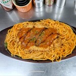 スパゲッツ ダンディ - 料理写真:鉄板ナポリタン大750gにチキンカツトッピング