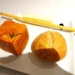 Arancino at The Kahala - 自家製フォカッチャ(四角)、ウィートブレッド(丸)、グリッシーニ(棒状)