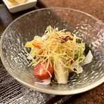 京都祇園 天ぷら八坂圓堂 - さつまいもの素揚げが乗ったサラダ