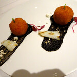 Arancino at The Kahala - カリッと揚げたフォアグラとトリュフの香るパルミジャーノリゾットのアランチーニ　アラビアータソースで