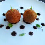 Arancino at The Kahala - カリッと揚げたフォアグラとトリュフの香るパルミジャーノリゾットのアランチーニ　アラビアータソースで