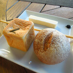 Arancino at The Kahala - 自家製フォカッチャ(四角)、ウィートブレッド(丸)、グリッシーニ(棒状)