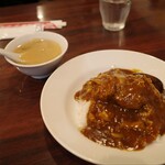 保昌 - 牛バラ肉カレーご飯と味噌スープ。