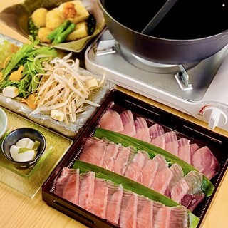 金枪鱼涮涮锅和鲜鱼拼盘等海鲜套餐