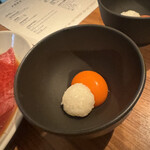 恵比寿焼肉　kintan - ご飯と卵黄、上のすき焼きと混ぜる