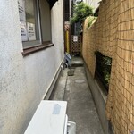 麺処 懐や - 店横の待機場所。かなり狭いです。