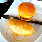 Star of Honolulu - 焼き立てのふりかけラボッシュとスイートバター ブレッドスティック、バター