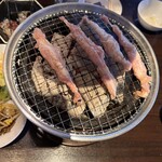 Yakiniku No Miyako - 炭火で焼くと中央まで、「ゆっくり」と「ゆっくり」と美味しくなぁ〜れ‼️