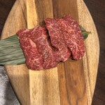 Yakiniku No Miyako - 【特選ハラミ2980円】CP3.5
      コレは旨い╰(*´︶`*)╯♡
      んで、高い‼️
      肉は刺しが入っており、脂の旨味はまずまず
      少しスジがあるので、スーッと歯で柔らかく切れる訳ではなかった。