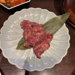 Yakiniku No Miyako - 【上ハラミ2280円】CP3.6
      味付けがしてある。上ハラミになります。肉は少し厚めにカットがしてあり、噛み応えは弾力と共に( ˊ̱˂˃ˋ̱ )
      コチラもコスパ的には、、、割高か❓