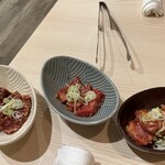 Yakiniku Kaeru - 左からハラミ、ロース、カルビ。全部一人前。