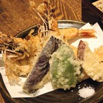 Azabu Kawakamian - 天せいろ [上] の天ぷら。立派な海老が2匹入る [上] は食べ応えもお得感もある一品。二人で1匹ずつ分けられるところもいい。